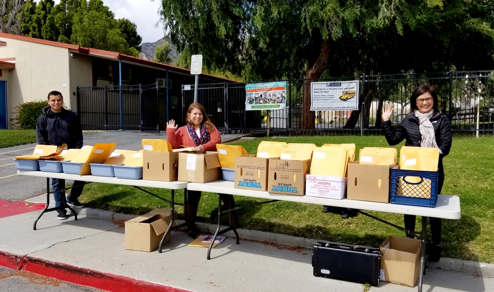 On March 24th from Noon to 4pm, Piru Elementary staff handed out distance learning materials to students on Center Street. Prepared packets were created for each student and distributed to families who pulled up to the drive through. Staff did a great job handing out materials while maintaining good social distancing.