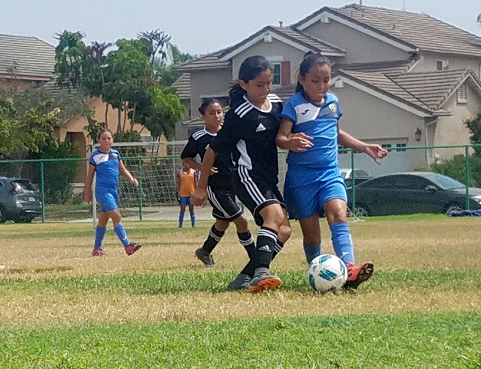 California United’s U10Girl Alondra Leon as she tries to steal the ball away from the Royal Puma player. Photos courtesy
Susan Torres and Liv Cabral.