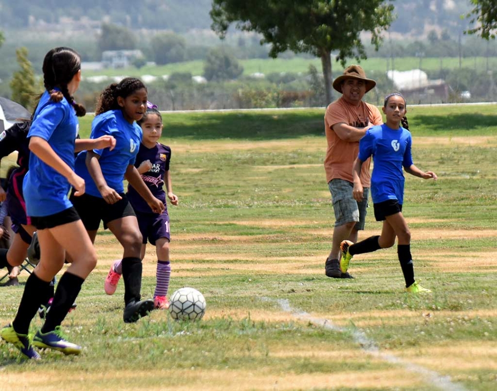 Using her speed to get around the defender, California United player Athena Sanchez looks to make a play. Photo courtesy Valerie Hernandez.