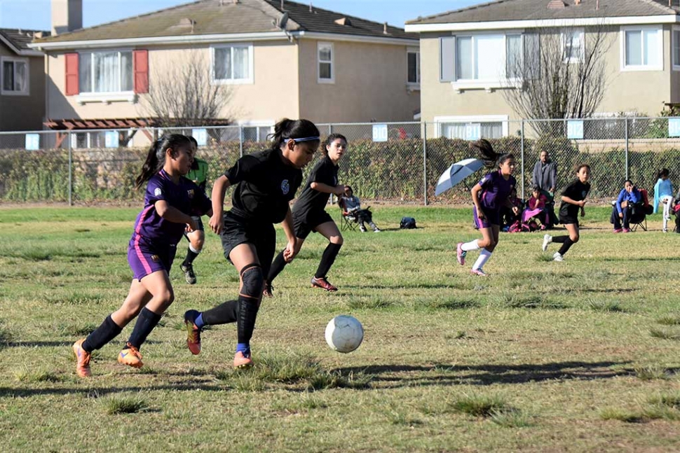 Marlene Gonzales controls the ball at midfield and led the offense with 2 goals this past weekend against Barcelona. Photo courtesy of Evelia Hernandez.
