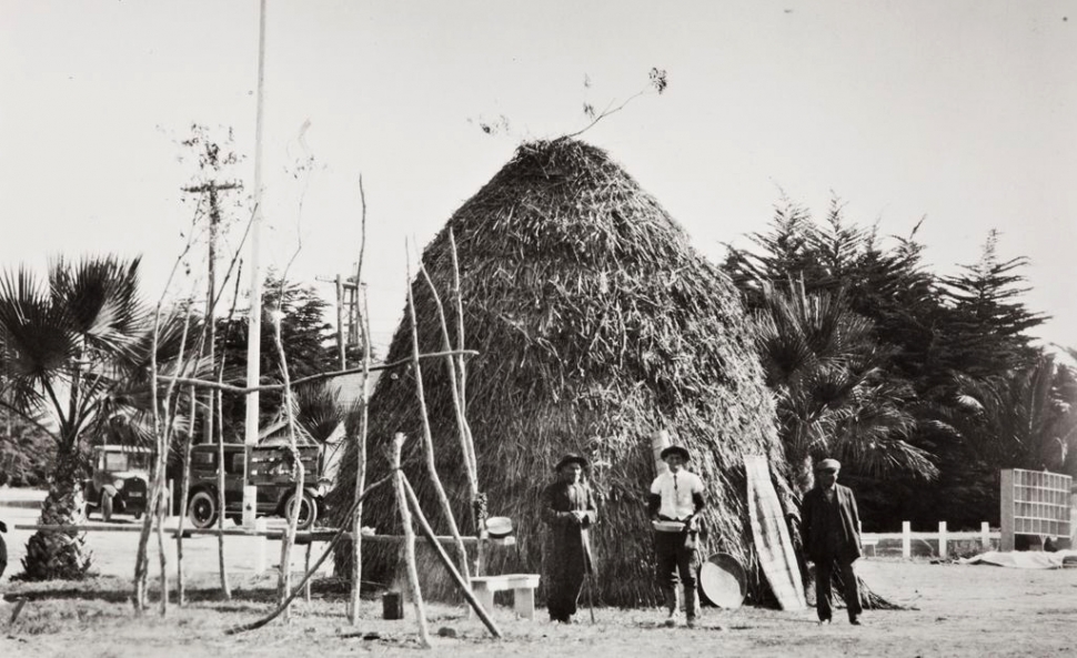 A Chumash house built at the Ventura County Fair, 1923. Harrington Papers, National Anthropological Archives, Smithsonian Institution.
