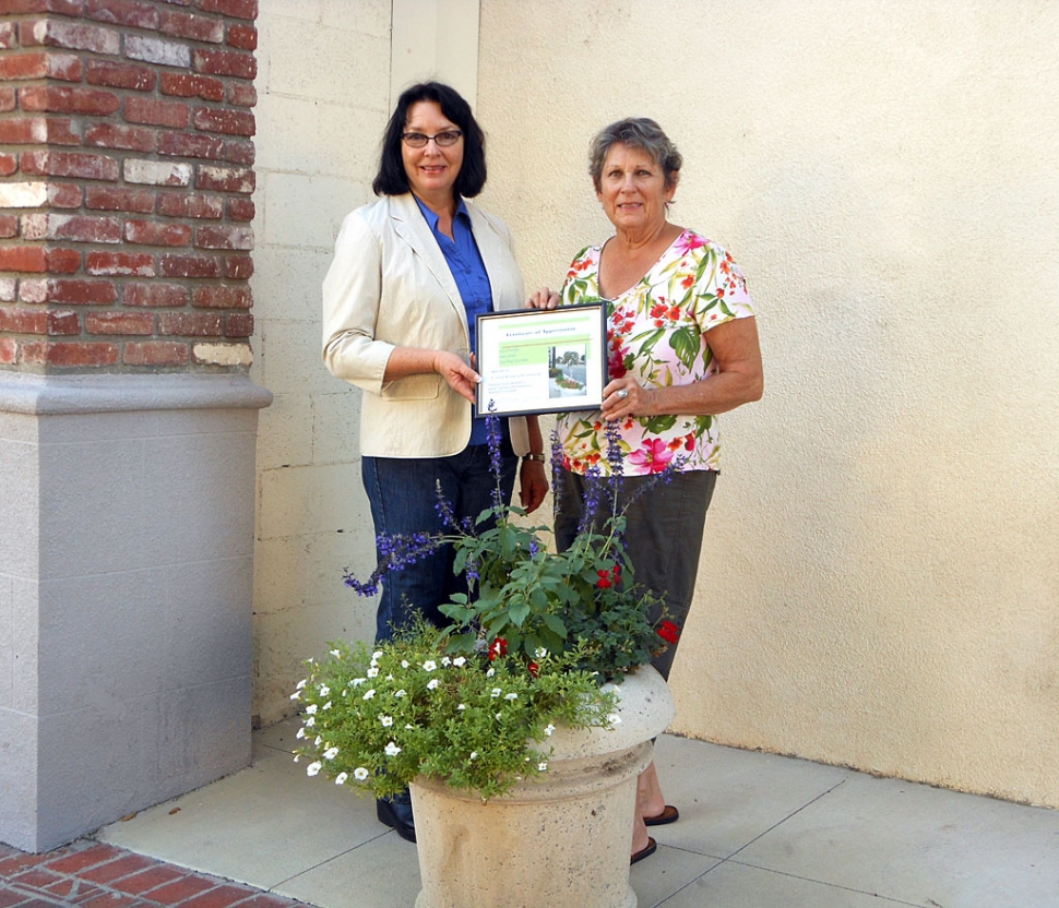 Michele Smith, president of Fillmore Women’s Service Club, receiving an award of appreciation from Linda Nunes, member of Vision 2020, Civic Pride Committee.