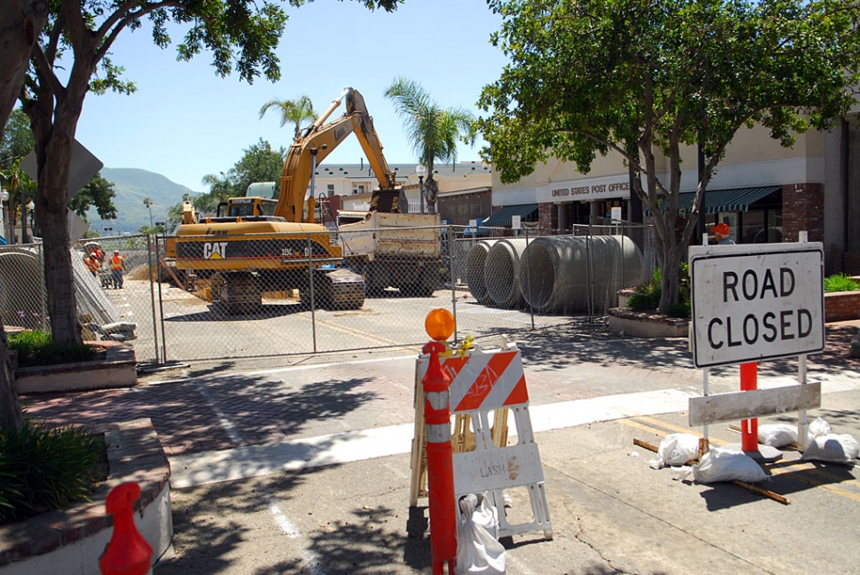 Work continues on the Central Avenue drainage project. Closure of Central Avenue has caused substantial fi nancial loss to shop owners, and a major inconvenience for the driving public. The much-needed new storm drain will be appreciated during the next major rainstorm, as “normal” fl ooding will have been eliminated.