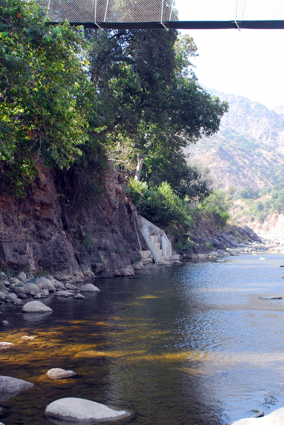 If the condition of lower Sespe Creek is any indication, southern California would seem to be in a drought period. Above, Sespe Creek across from the Swallows Nest. Swallows Nest itself is little more than a water hole surrounded by baked, mud-coated bounders.