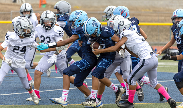 Above The Fillmore Raiders Juniors battled the Saugus Spartans in a hard-fought, back-and-forth game before the Spartans pulled away in the fourth quarter to secure a 32-14 victory. Photo credit Crystal Gurrola.