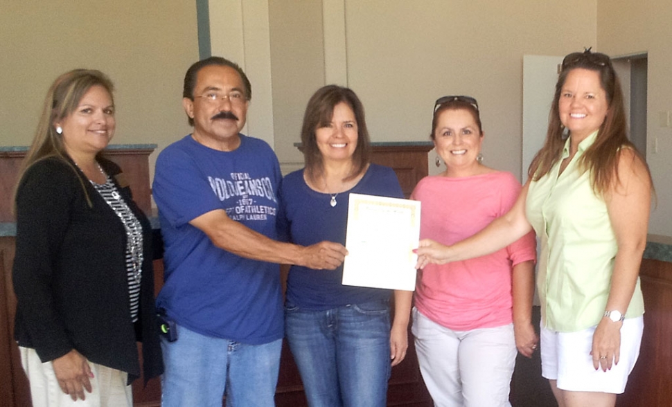 (l-r) Ari Larson Vice President of Fillmore Chamber, Fransico, Fransica, Theresa Robledo Board Director and President Cindy Jackson presenting their certificate.