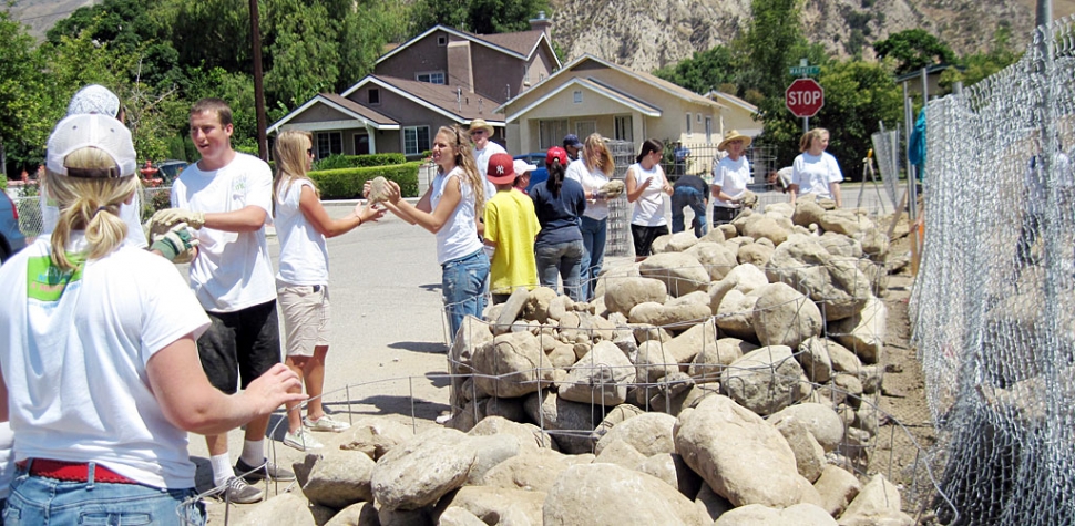 Volunteers from a church in Thousand Oaks clear a Habitat for Humanity Home site in Piru last week. Photos courtesy Andy Arias.