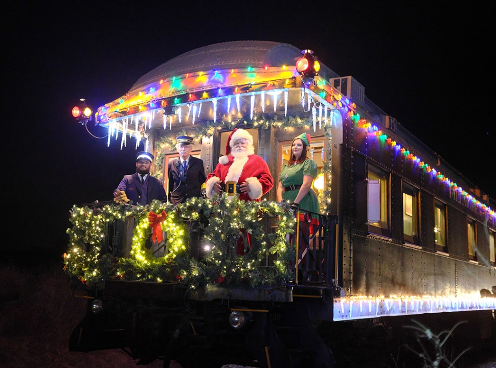 On Saturday, November 26th, Fillmore Firefighters, Ventura County Sheriff’s Explorers, Sunburst Train, and Sierra Northern Railway collected toys for the December 17th Fillmore Fire Station toy give-away while Santa Claus took photos with children and handed out candy canes! The toys will also benefit Santa Paula. Thank you to event supporters: Fillmore Police Department, Fillmore Association of Business, Santa Paula Police Department, Santa Paula Chamber of Commerce, Santa Paula Rotary, Ventura County Sheriff’s Association, and FWRY. 