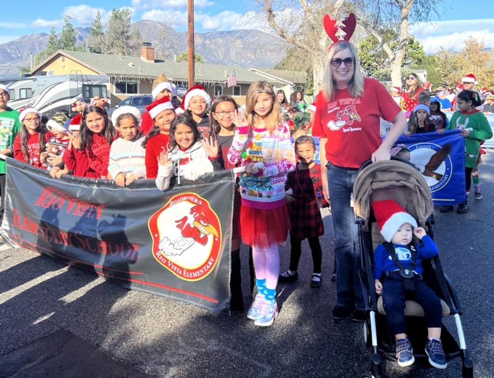 Rio Vista Elementary students and staff hold up their school banner and get ready to march in this year’s Christmas Parade. Photo credit: Rio Vista Blog