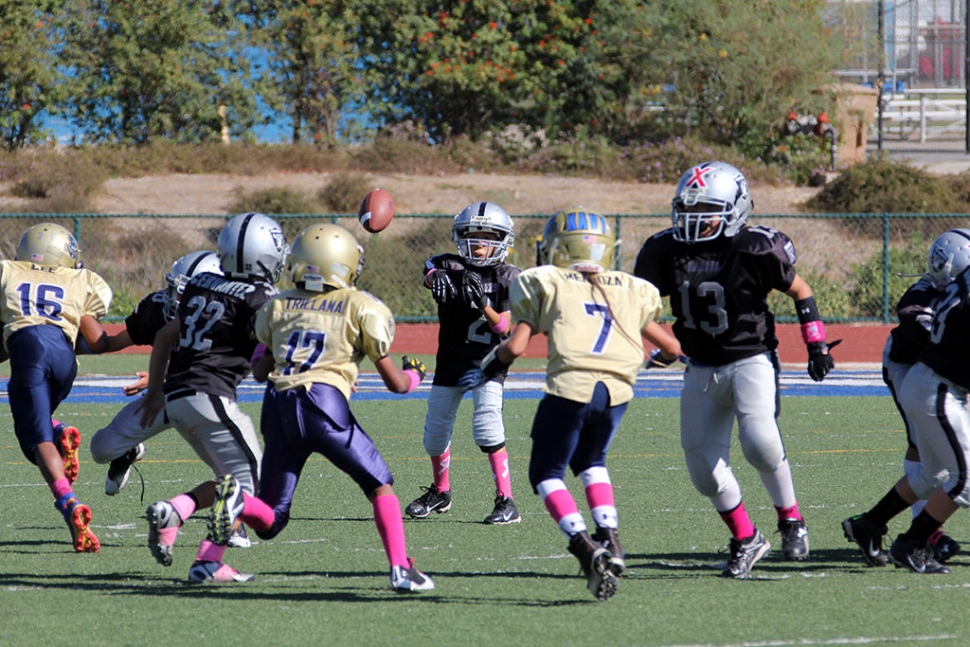 Raiders Bantam Black #2 makes a first down pass to #32