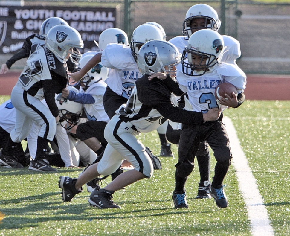 Fernando Gonzalez making one of his 6 tackles for the day.