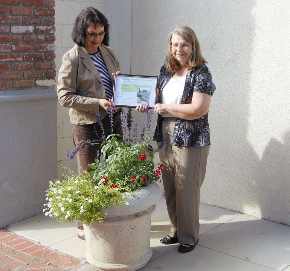 Sandi Ward (right) of Sandi Ward’s Train Stop receiving her certificate of appreciation from Civic Pride Committee member, Linda Nunes.