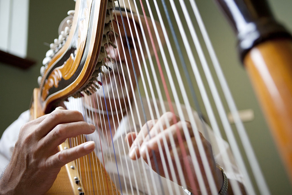 Xavier Montes playing his harp.