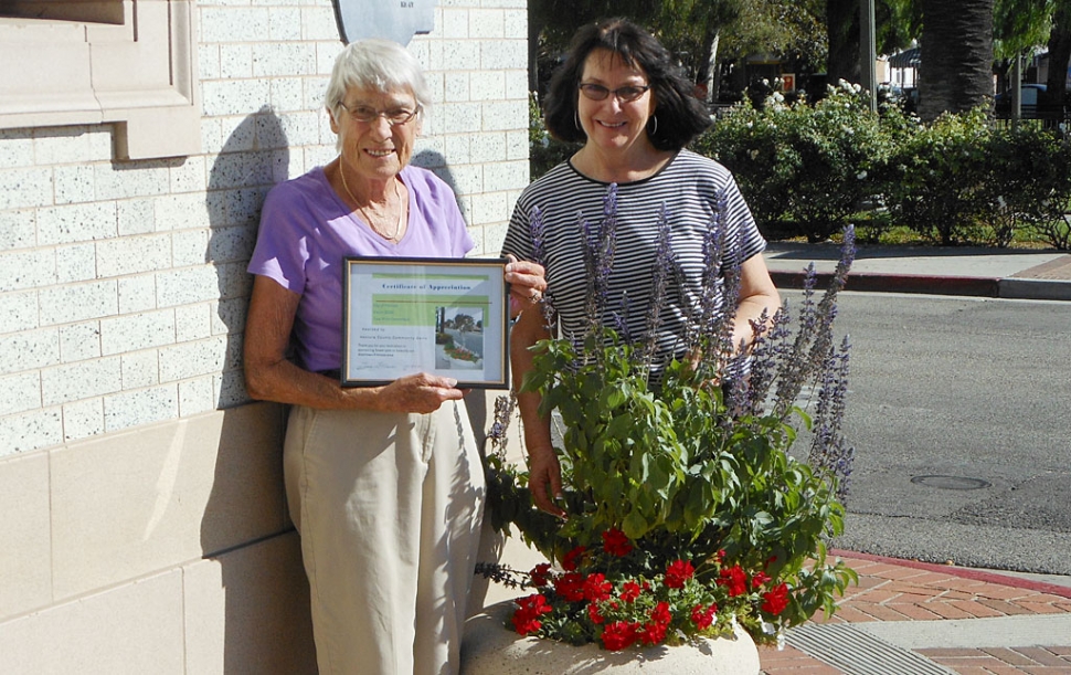 Sarah Hansen receiving the appreciation award from Civic Pride Committee Member, Linda Nunes.