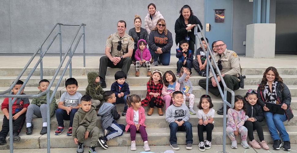Mountain Vista Elementary Principal Christine McDaniels said, “Thank you to our Ventura County Sheriff’s Department for spending time with our Wildcats during Coffee with Cops!” Courtesy https://www.facebook.com/photo?fbid=868845175241914&set =pcb.868845481908550. More photos online at www.FillmoreGazette.com. 