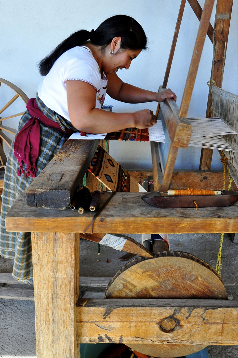 Weaver at the foot loom 2011, Photo by Centro Bii Daüü, Zapotec Arts Center Oaxaca