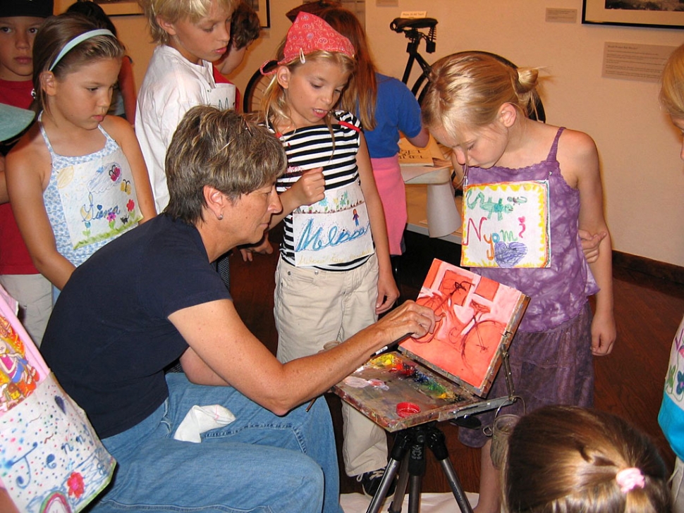 Artist Gail Pidduck demonstrates painting techniques to children at the Museum’s Art Start program.

