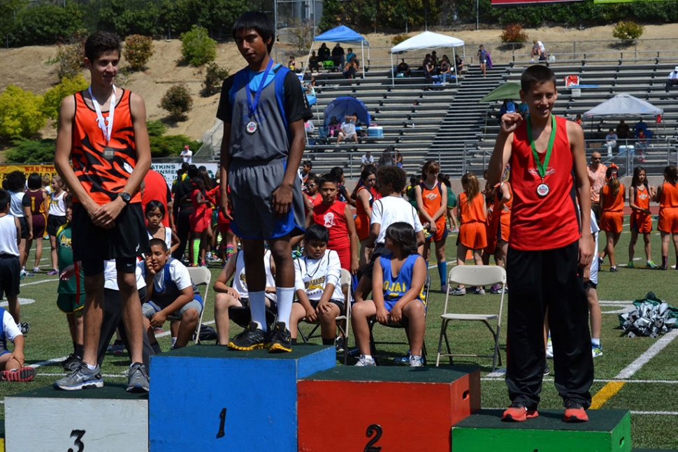 (middle) 1st place Mauricio Flores in the 800m