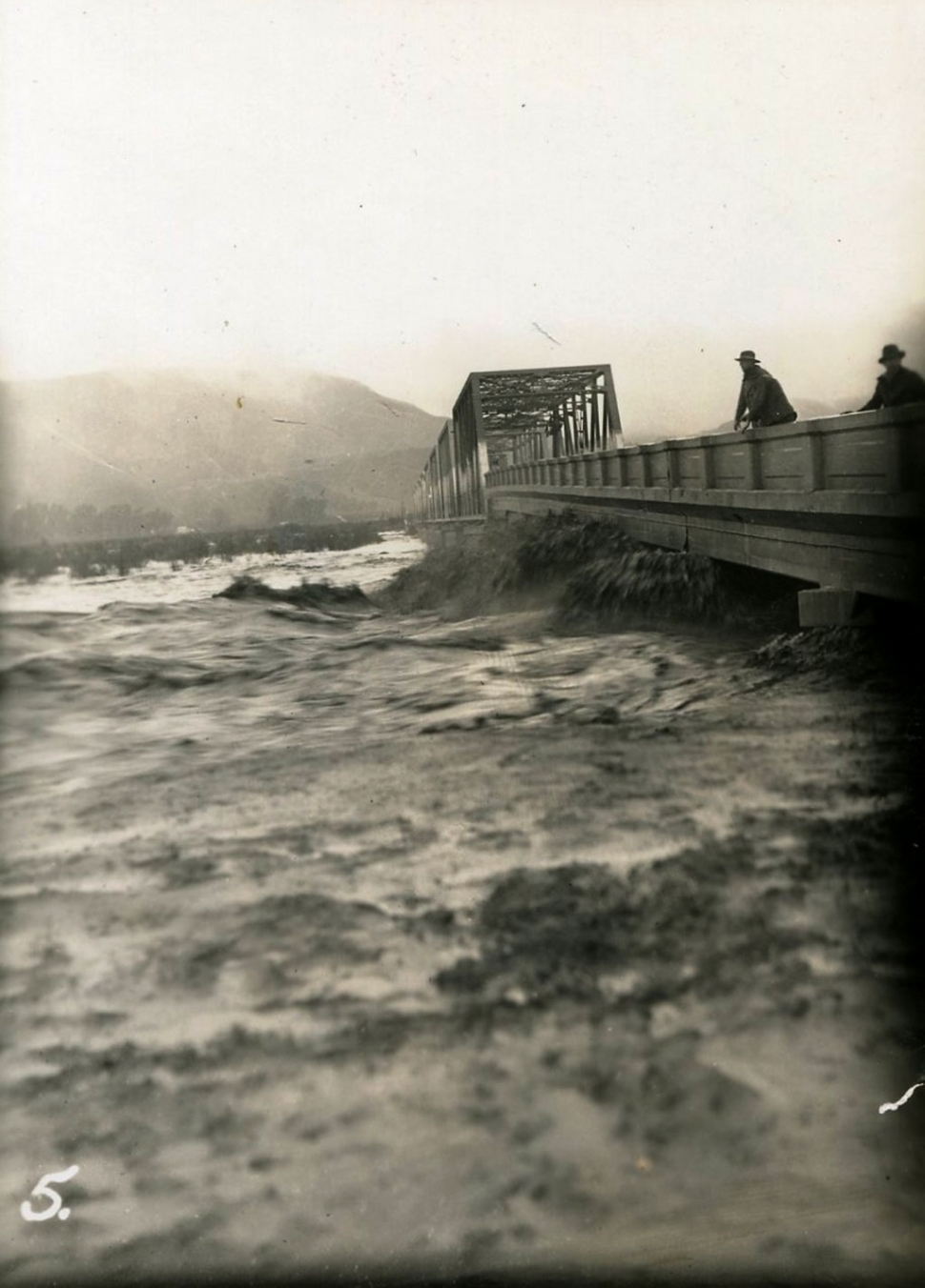 1938 Bardsdale Bridge before north end collapsed.