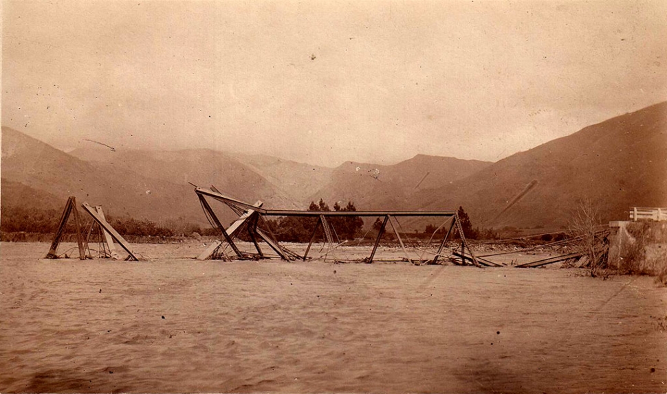 1914 remains of the Muir Street Bridge.