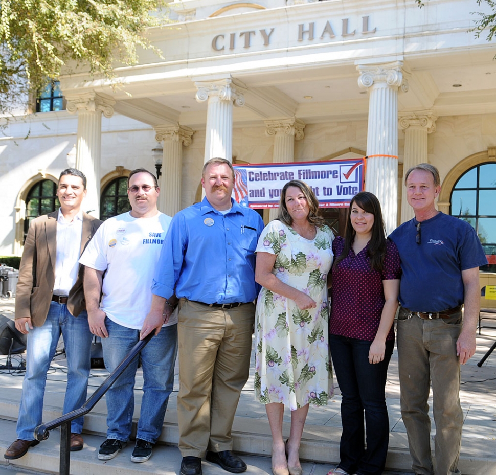 On Saturday several citizens came out to meet the candidates who were running for office. Tommy’s Burger was a big hit with their famous hamburgers. Pictured above were the only participants who attended this great function, (l-r) Manuel Minjares, Doug Tucker, Rick Neal, Nancy Blendermann-Meyer, Shannon Godfrey, and Alex Mollkoy.