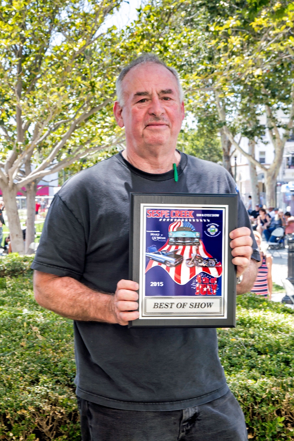 BEST OF SHOW Steve Sanett, Canoga Park, is pictured with his Best of Show plaque. His 1957 Ford E Series Thunderbird, above, took the coveted prize. The balmy weather didn’t keep classic car show seekers away. Central Avenue was crowded with onlookers, enjoying the variety of vintage and classic cars. Photos courtesy
Bob Crum.