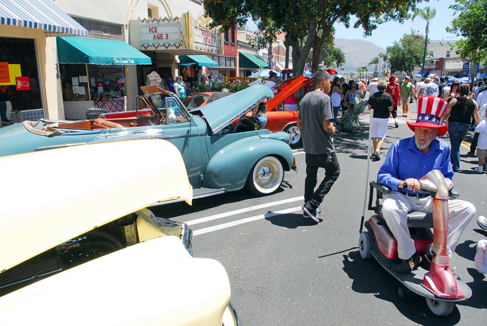 The 2009 Fourth of July Car Show & Festival drew its usual large crowd. The weather was fine, the cars were fine, the day was fine. Below are some examples of antiques and classic cars on display at the show.
