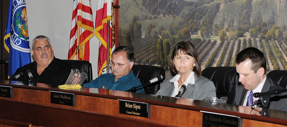 When not rummaging through her purse, Mayor Gayle Washburn and the council majority showed exceptional interest in Councilman Steve Conaway’s (left) remarks.
