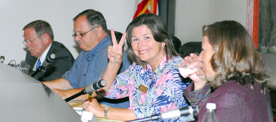V for Victory.
Mayor Pro-tem Gayle Washburn shows her satisfaction at the city budget’s passing, 3-2, Tuesday night. Councilmember’s Steve Conaway and Laurie Hernandez voted to postpone adopting the budget until next meeting, to give the public more than one day to review it. It was posted online Monday, August 24. Interim City Manager Larry Pennell appeared upset at Conaway and Hernandez’ comments to delay the budget approval.