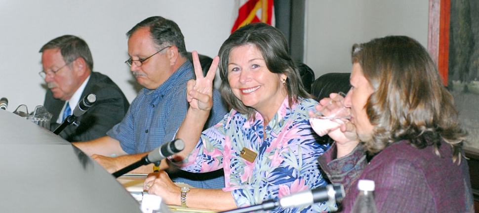 V for Victory.
Mayor Pro-tem Gayle Washburn shows her satisfaction at the city budget’s passing, 3-2, Tuesday night. Councilmember’s Steve Conaway and Laurie Hernandez voted to postpone adopting the budget until next meeting, to give the public more than one day to review it. It was posted online Monday, August 24. Interim City Manager Larry Pennell appeared upset at Conaway and Hernandez’ comments to delay the budget approval.
