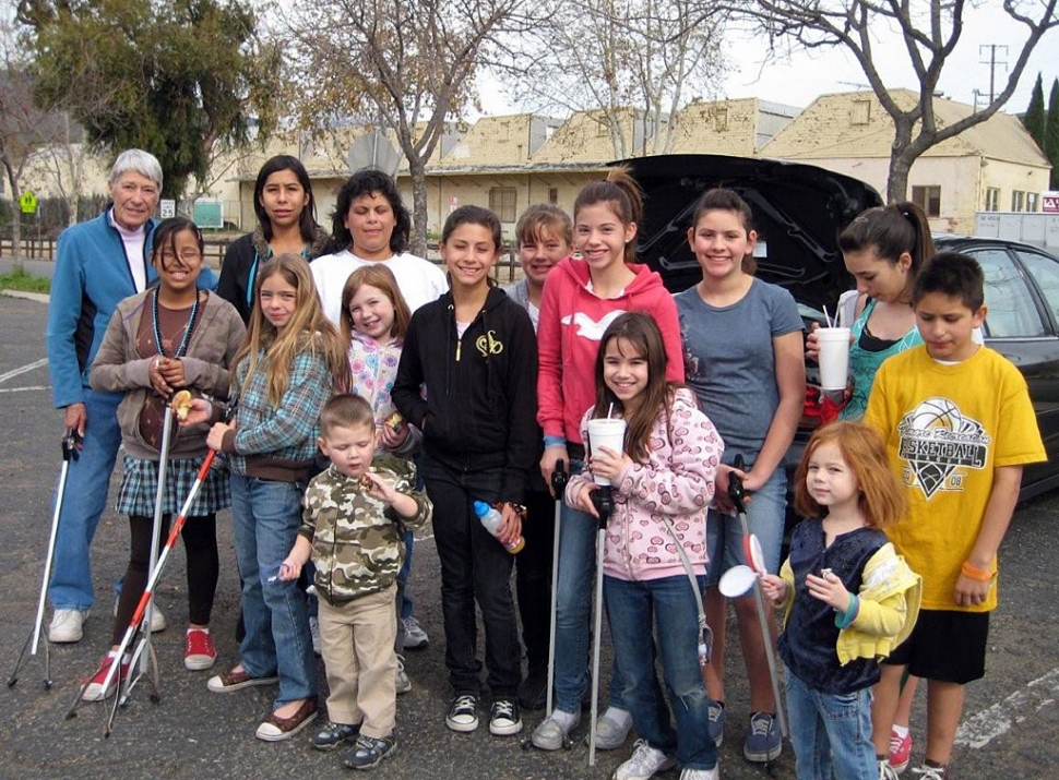 Celebrating 17 years of Bike Path Clean-up! Sarah Hansen and the Soroptomist Club clean up the bike path almost every month. On February 21st, Sarah held her annual “Trash Treasure Hunt” for members of Bardsdale
and Sespe 4-H Clubs. Twenty members and parents participated and enjoyed finding jewelry, pencils, pennies, and other treasures along with the usual trash. Thanks to Sarah Hansen and her helpers for keeping Fillmore beautiful.