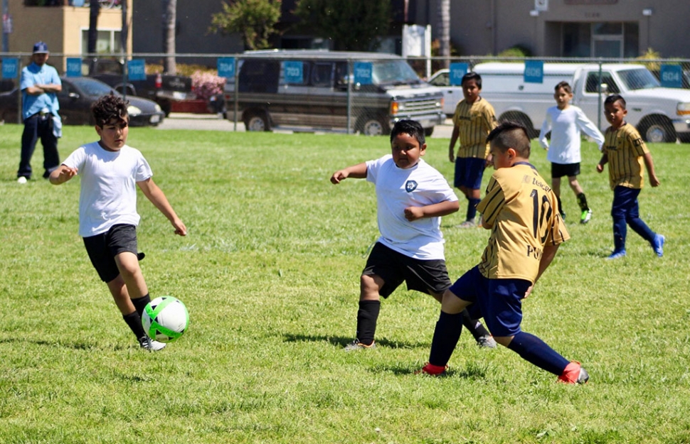 Pictured is a California United player from the 2010 boy’s team as he and a fellow teammate try to get past the Fusion/White defenders in Saturday’s game. Photos courtesy Erika Arana. 