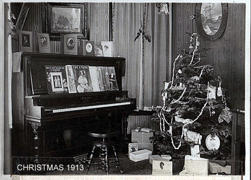 1913 parlor at Christmas.