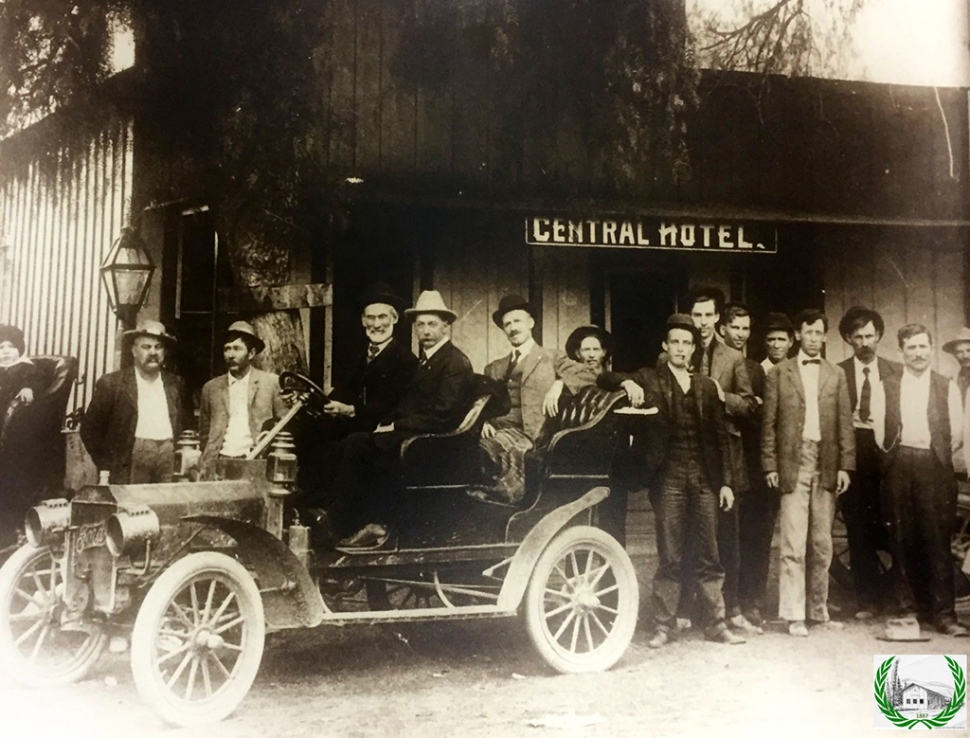 Owen Miller’s Central Hotel, which opened in 1902, and rented out pack trains for trips to the Sespe Hot Springs and Lockwood Valley. Owen Miller is below the lamp post, George Henley is in the back seat of 1907 Model N. Ford. Photos courtesy Fillmore Historical Museum.