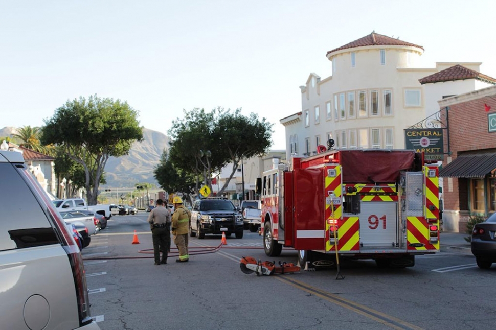 On Friday, March 5th at 4:21pm, Fillmore Police and Fire responded to a vehicle fire at 352 Central Avenue in downtown Fillmore. Crews responded quickly to extinguish a dark blue Audi’s engine fire, while blocking off part of Central and Sespe Avenue/Main Street for about 30 minutes. Photos courtesy Angel Esquivel-AE News.