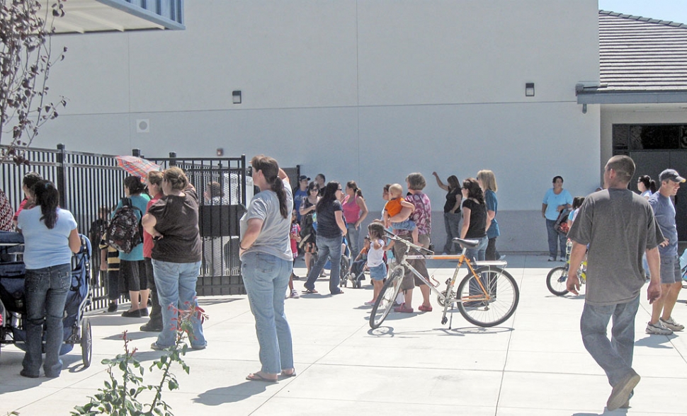 Mountain Vista Elementary had a great first day of school! At the end of the day, parents were lined up waiting for school to be dismissed. We would like to thank parents and staff for their support in making the opening of school a success. GO WILDCATS!