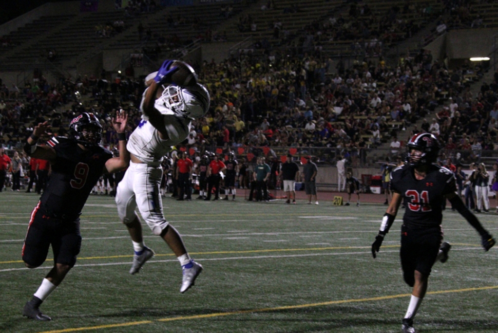 On Friday, September 2nd, Fillmore Flashes JV and Varsity took on Hart High School at the FHS stadium. Although both teams fought hard, they came up short; JV lost to Hart 30 – 8, Varsity lost 35 – 7. Next week the Flashes JV and Varsity will take on San Marino at Home Friday, September 9th, JV 4pm, Varsity 7pm. Info subject to change for updates visit https://www.maxpreps.com/ca/fillmore/fillmore-flashes/football/   Photo credit Crystal Gurrola