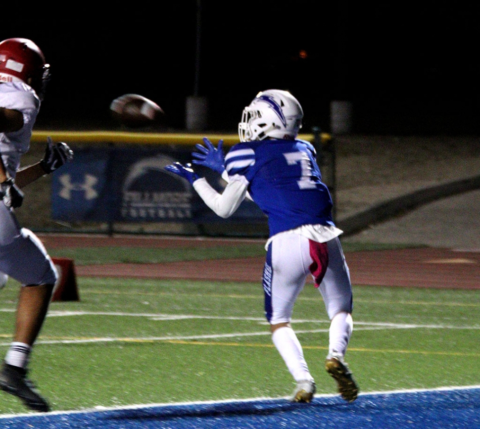 Varsity’s #7 Dylan Sierra catching the touchdown pass before a Hueneme player could try and stop him in their
game against Hueneme last week.