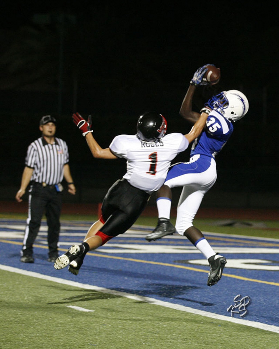 Joseph Wilmot #35 scored on a 35 yard reception during last Friday night’s homecoming football game against Village Christian. Fillmore Varsity defeated Village Christian 35-17. Collin Farrar ran for 165 yds and one touchdown. Andrey Sanchez ran for 80 yds. Josh Valenzuela returned a punt 44 yds for a touchdown. Joseph De La Mora caused a fumble that was recovered by Jeremy Martinez and returned 34 yards for a touchdown. According to Coach Matt Dollar, “ Both the offense and the defense played well against a tough and talented Village team.” Photo Courtesy KSSP Photographic Studio.