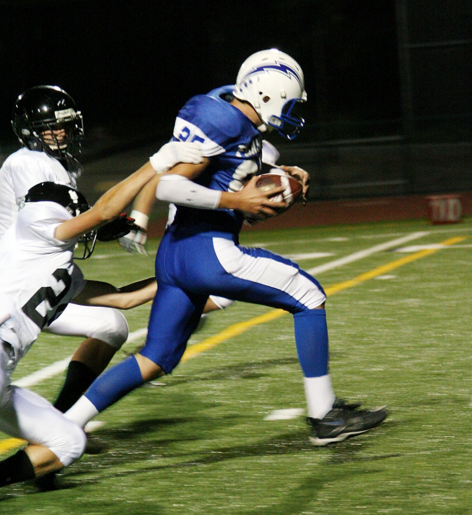 Chris De La Paz had a great receiving game 4 receptions for 65 yards against Malibu. De La Paz scored one touchdown.