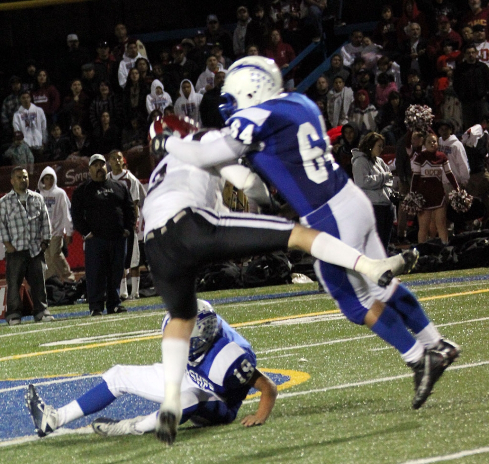 Brandon Pina #64 and Daniel Cruz #19 brought down Santa Paula’s runningback.