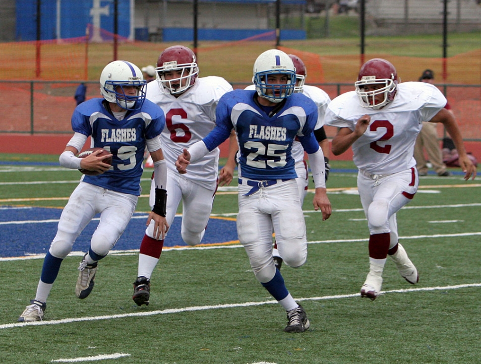 J.V. Recap: J.V. Flashes played a tough game against Santa Paula. Fillmore trailed 8-6 in the 1st quarter and came back in the fourth to beat the Cardinals 14-11. Ty Casey had 11 carries for 44 yards. Corey Cole had a touchdown and racked up 96 yards on 16 carries. Austin Davis had 7 carries for 36 yards. Johnny Golson had one touchdown and one 2 point conversion, Golson also had 64 yards on 9 carries.