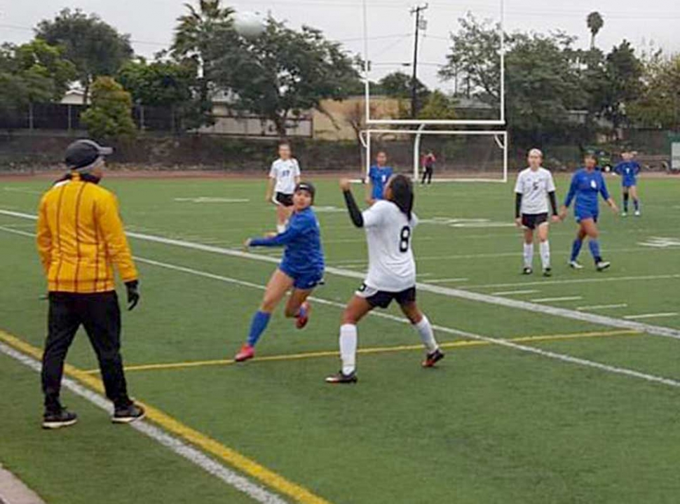 Flashes try to beat Carpinteria to the ball during last Thursday’s game.