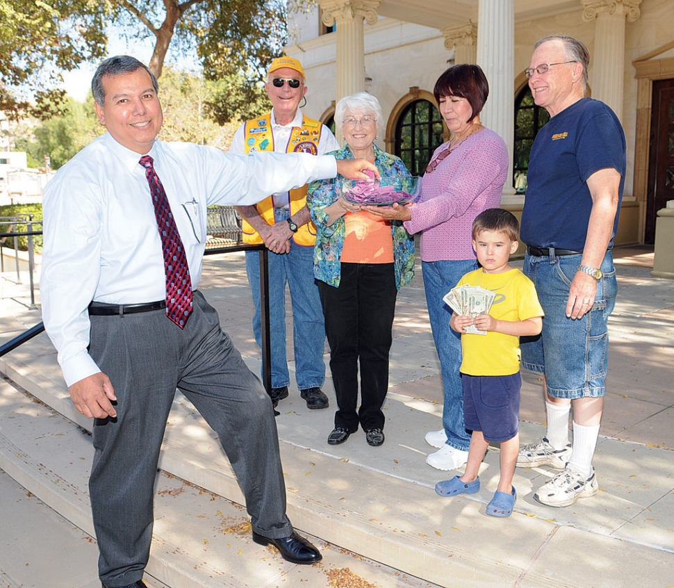 On Tuesday, November 6, 2012, Fillmore Lions Club had Interim City Manager Rigo Landeros draw the lucky winner from Saturday’s Enchilada Dinner 50/50 raffle. A total of $628 was collected. The winner who wishes to remain anonymous won $314. Pictured above (l-r) Bill Dewey, Mary Tipps, Maria Toledo, Scott Lee, and Casey Spore (who is holding the winnings). The Lions Club International is asking all clubs in the U.S. to donate monies to the victims of Hurricane Sandy. The club had voted to send $1000 and its $314 will be added. All monies are directed to Lions Clubs in the affected areas.