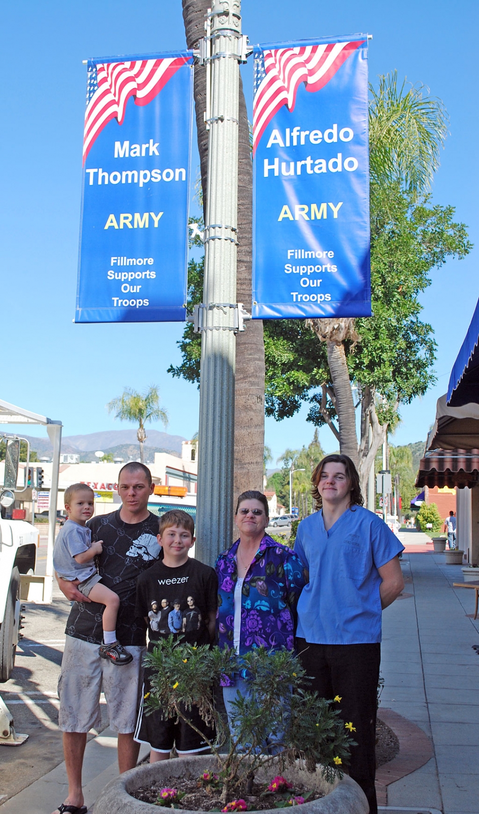 (l-r) The family: son Lucas Thompson (2 yrs) held by father Mark Thompson, son Connor Thompson (11 yrs), Mother Sheryl Feldhans and brother David Thompson (21 yrs).