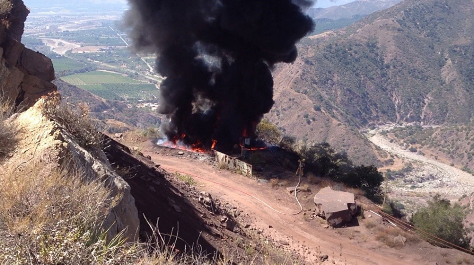 An oil storage tank exploded into flames on Wednesday, August 8th, at approximately 10:15am in the oil fields north of Fillmore. Billows of black smoke could be seen from downtown. The fire spread to nearby brush but was quickly contained by the Ventura County Fire Department near Dough Flats. The tank contained crude oil, between 20,000 and 25,000 gallons. A hazardous material team and Ventura County Sheriff’s helicopter also attended the fire. The Santa Paula and Oxnard fire departments also responded. Cause of the explosion is under investigation. Photos Courtesy Ave K News Service.