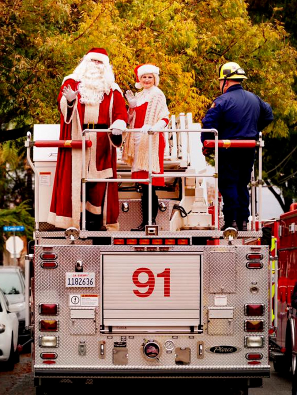 Saturday, December 7th at 10am was the Fillmore Lion’s Club 18th Annual Christmas Parade. Although the rain tried to put a stop to the Parade, it went on. Santa and Mrs. Claus traded in the sleigh for the morning to take a special trip down Central Avenue aboard a Fillmore Fire Department fire truck. At the end of his ride, Santa made his way to the Fillmore Towne Theatre to take photos with the kids and families who brought their cameras. Photo courtesy Vanessa Granillo Alvarez.