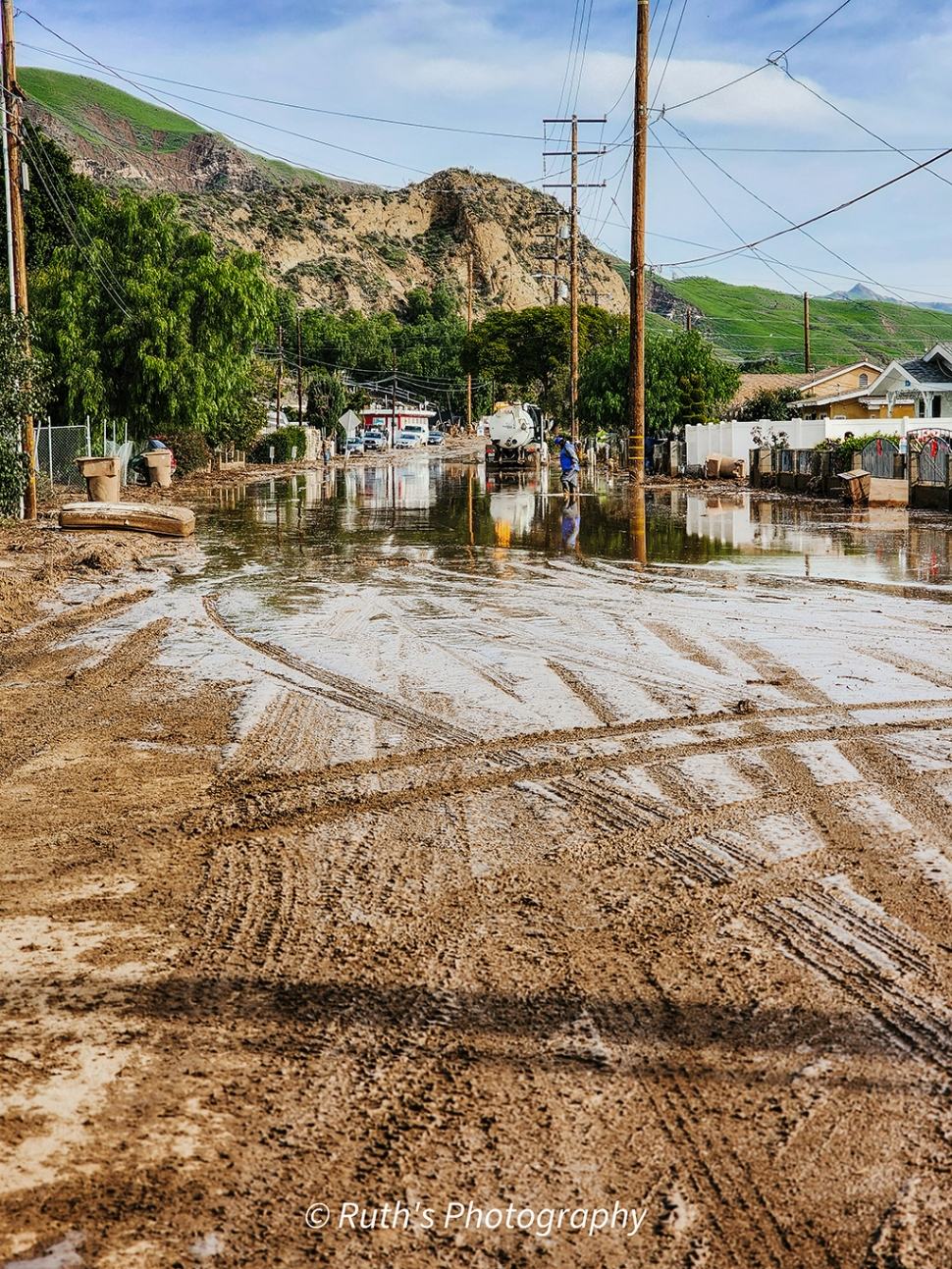 Above and below are pictures of Piru after last week’s rain storm caused mudslides throughout the town. Photo credit Ruth Nevares, portraitsbyruth.com. https://www.instagram.com/ruthnphotography/