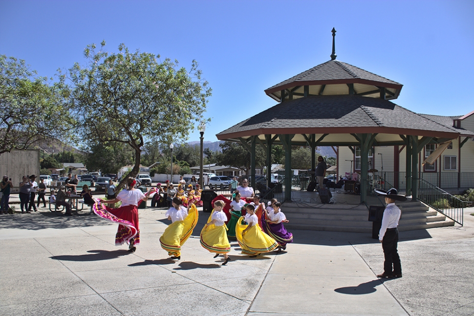 On October 9th, volunteers gathered for the Viva Piru event in the Piru Town Center. Hosted by the Piru Neighborhood Council, the event was a big success. There was live music, dancing performances, fire safety information booths with Sheriff Search and Rescue, Smokey the Bear, as well as booths for Fillmore History Museum, Ranch Camulos, games and more.