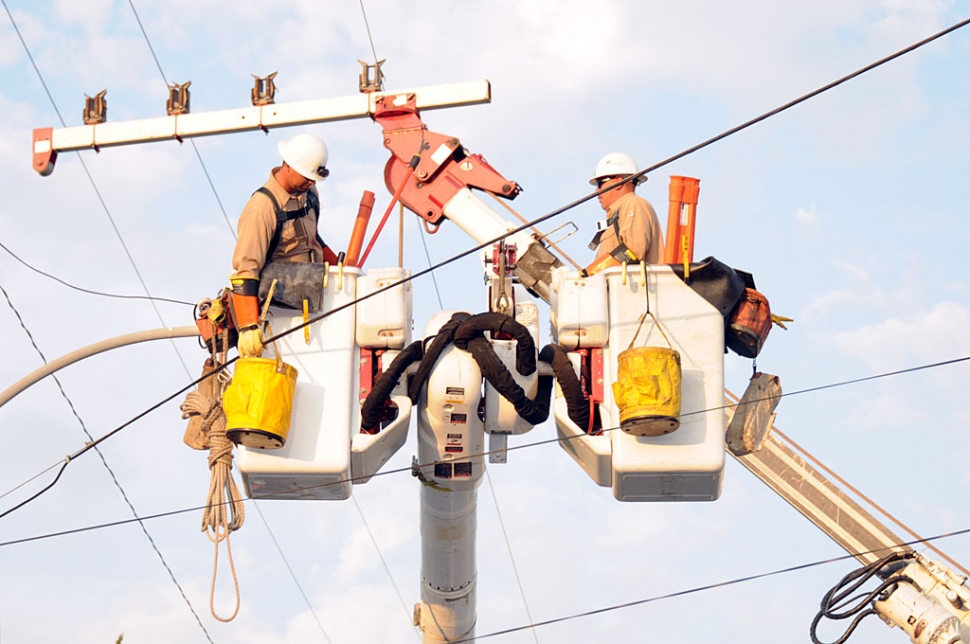 A powerful thunder and lightening storm caused temporary power outages on Friday, August 3rd in Fillmore. Parts of downtown Fillmore were without power for approximately two hours, more in other sections. Southern Cal Edison dispatched crews to repair the problem.